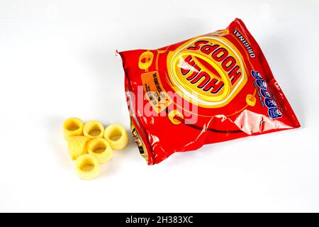 Eine geöffnete Packung mit original Flavour Hula Hoops Kartoffelsnacks. Stockfoto