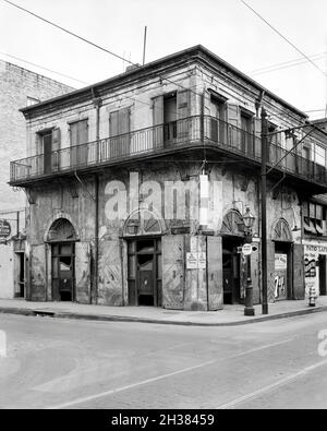 Frances Benjamin Johnston Vintage-Fotografie - zeigt 'Old Absinthe House' an der oberen Flussecke der Bourbon-Bienville Straßen im French Quarter. Stockfoto