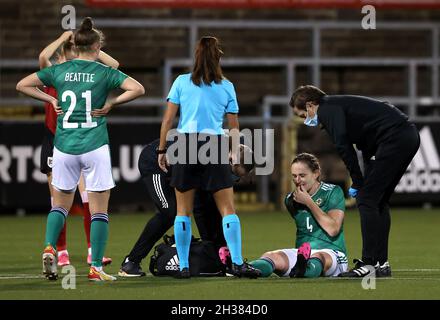 Sarah McFadden (rechts) aus Nordirland wird wegen einer Verletzung behandelt, da Teamkollege Kerry Anne Beattie und Schiedsrichterin Marta Huerta de Aza während des UEFA-Qualifikationsspiel der FIFA Frauen-Weltmeisterschaft 2023 in Seaview, Belfast, auf sie blicken. Bilddatum: Dienstag, 26. Oktober 2021. Stockfoto