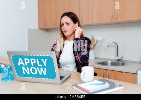 Signieren und Jetzt bewerben anzeigen. Wort geschrieben auf Anfrage etwas offiziell schriftlich oder per Formular Abstract Online Conference Discussion Stockfoto