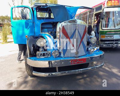 AVELLANEDA - BUENOS AIRES, ARGENTINIEN - 27. Sep 2021: Blauer Mercedes Benz LKW der 60er Jahre. Vorderansicht. Haube und Tür öffnen. Expo Fierros 2021 Stockfoto