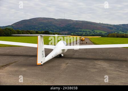 Schempp-Hirth Duo Discus startet mit dem Flugzeug hinter einem gelben Eurofox-Schlepper. Lleweni Parc, Denbighshire, Wales. Stockfoto