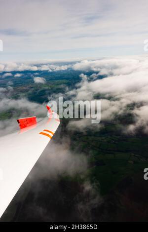 Die Luft wird gebremst, während der Abstieg von einem Wellenflug in einem Schempp-Hirth Duo Discus über Lleweni Parc, Denbighshire, Wales, geht. Stockfoto