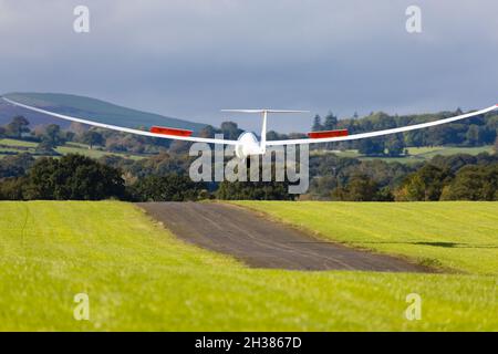 Schempp-Hirth Arcus M, selbststartender Motorglider, G-ILEW, über die Annäherung an die Landung. Lleweni Parc, Denbighshire, Wales. Stockfoto