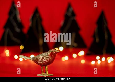 goldene Vögel mit Christbäumen Stockfoto