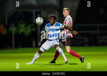 LONDON, GROSSBRITANNIEN. 26. OKTOBER: Moses Odubajo von QPR schützt den Ball während des Carabao Cup-Spiels zwischen Queens Park Rangers und Sunderland im Kiyan Prince Foundation Stadium, London, am Dienstag, 26. Oktober 2021. (Kredit: Ian Randall | MI News) Kredit: MI News & Sport /Alamy Live News Stockfoto