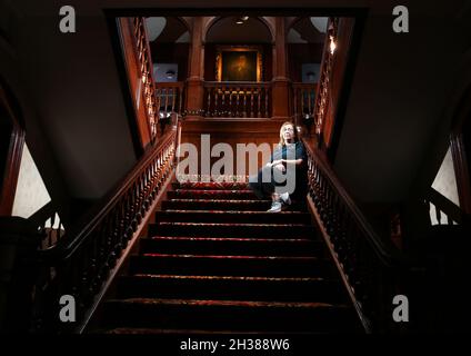 Hartford, Connecticut, USA. Juli 2021. Psychische und mittlere KAREN HOLLIS auf der Treppe des Hartford Elks Clubs, wo Mitglieder, die überliefert sind, immer noch unzufrieden mit den Entscheidungen der Elche, Frauen im Jahr 1995 aufzunehmen.hinter ihr hängt ein Porträt des früheren Erhabenen Herrschers Samuel Chamberlain, von dem einige glauben, dass er das Gebäude noch verfolgt. (C) Stan GodlewskiZUMA Press (Bild: © Stan GodlewskiZUMA Press Wire) Stockfoto