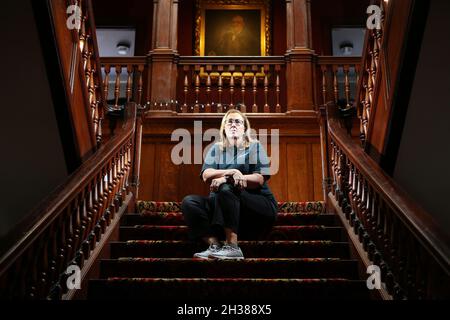 Hartford, Connecticut, USA. Juli 2021. Psychische und mittlere KAREN HOLLIS auf der Treppe des Hartford Elks Clubs, wo Mitglieder, die überliefert sind, immer noch unzufrieden mit den Entscheidungen der Elche, Frauen im Jahr 1995 aufzunehmen.hinter ihr hängt ein Porträt des früheren Erhabenen Herrschers Samuel Chamberlain, von dem einige glauben, dass er das Gebäude noch verfolgt. (C) Stan GodlewskiZUMA Press (Bild: © Stan GodlewskiZUMA Press Wire) Stockfoto