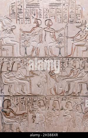 Ägyptische Hieroglyphen und antike Zeichnungen auf Tontafeln und Papyri-Hintergrund. Die Kunst Ägyptens und die alten Zivilisationen Afrikas. Hochwertige Fotos Stockfoto