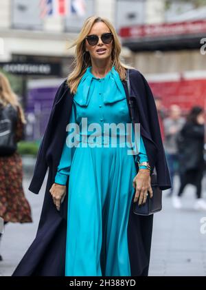 London, Großbritannien. Oktober 2021. Amanda Holden sah, wie sie die Studios des Global Radio in London verließ. (Foto von Brett Cove/SOPA Images/Sipa USA) Quelle: SIPA USA/Alamy Live News Stockfoto