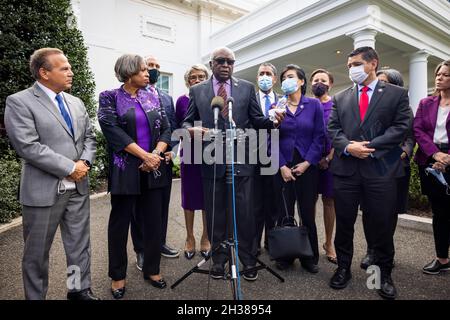 Washington, Usa. Oktober 2021. Der demokratische Kongressabgeordnete aus South Carolina, James Clyburn (C), umgeben von anderen demokratischen Gesetzgebern, spricht vor dem Weißen Haus, nachdem er mit Präsident Biden über sein Multi-Billionen-Dollar-Paket für Innenpolitik und Klima in Washington, DC, USA, am 26. Oktober 2021 gesprochen hatte. Quelle: SIPA USA/Alamy Live News Stockfoto