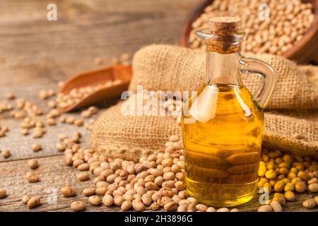 Hausgemachtes, biologisch hergestelltes Sojabohnenöl auf einem rustikalen Holztisch Stockfoto