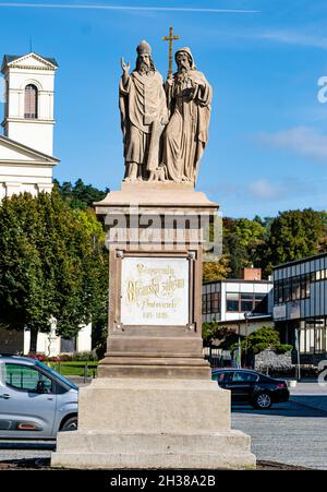 BUCOVICE, TSCHECHISCHE REPUBLIK - 19. Okt 2021: Bucovice, Tschechische Republik - 16. Oktober 2021 Religiöse Statue des heiligen Kyrill und Methodius in der mährischen Stadt Stockfoto