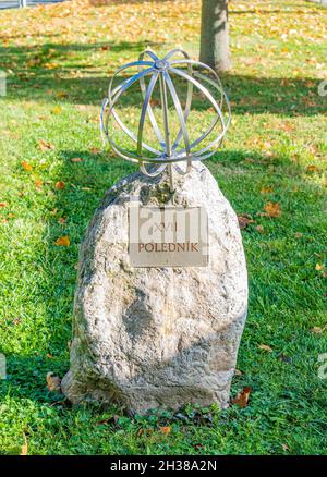 BUCOVICE, TSCHECHISCHE REPUBLIK - 16. Okt 2021: Bucovice, Tschechische Republik - 16. Oktober 2021 Markieren Sie den siebzehnten Meridian in der Stadt Bucovice. Geograp Stockfoto