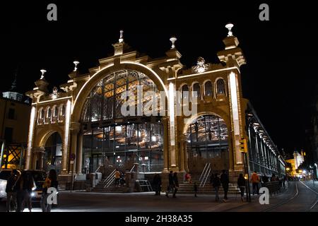 ZARAGOZA, SPANIEN - 23. Okt 2021: Lanuza-Markt, Hauptfassade des Central Market bei Nacht in Zaragoza, Spanien Stockfoto