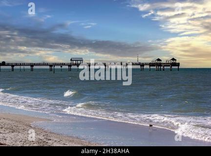 Pier 60, der sich in den Golf von Mexiko in Clearwater Beach, Florida erstreckt Stockfoto