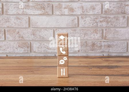 Würfel mit Symbolen der Digitaltechnik auf dem Tisch Stockfoto