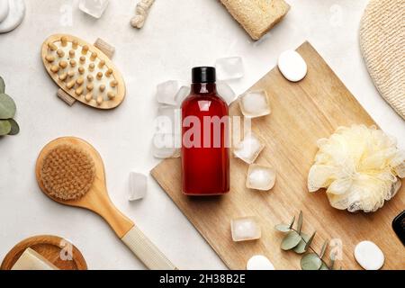 Set mit Badezubehör und Eiswürfeln auf hellem Hintergrund Stockfoto