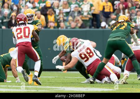 24. Oktober 2021: Verteidigungsanlauf des Washingtoner Fußballteams Matthew Ioannidis #98 Forces Green Bay Packers rennt zurück A.J. Dillon #28, um während des NFL-Fußballspiels zwischen dem Washington Football Team und den Green Bay Packers im Lambeau Field in Green Bay, Wisconsin, zu fummeln. Stockfoto