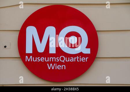 Wien, Österreich, 13. Juli 2021. Das MuseumsQuartier Wien, MQ, ist ein Kulturkomplex, der in den ehemaligen kaiserlichen Ställen untergebracht ist. Es ist eines der größten c Stockfoto