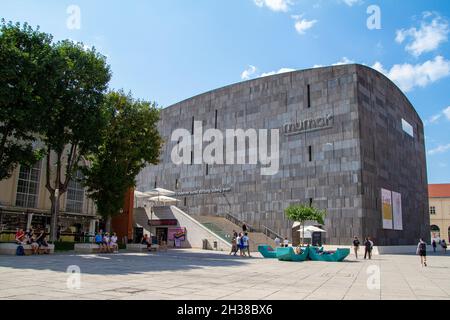 Wien, Österreich, 13. Juli 2021. Das MuseumsQuartier Wien, MQ, ist ein Kulturkomplex, der in den ehemaligen kaiserlichen Ställen untergebracht ist. Es ist eines der größten c Stockfoto