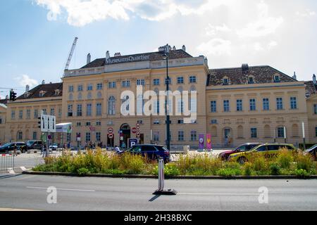 Wien, Österreich, 13. Juli 2021. Das MuseumsQuartier Wien, MQ, ist ein Kulturkomplex, der in den ehemaligen kaiserlichen Ställen untergebracht ist. Es ist eines der größten c Stockfoto