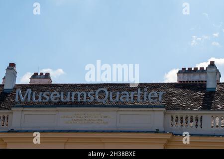 Wien, Österreich, 13. Juli 2021. Das MuseumsQuartier Wien, MQ, ist ein Kulturkomplex, der in den ehemaligen kaiserlichen Ställen untergebracht ist. Es ist eines der größten c Stockfoto
