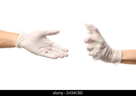 Frau in einem medizinischen Handschuh sprüht antiseptisch auf die Hand des Mannes auf weißem Hintergrund Stockfoto