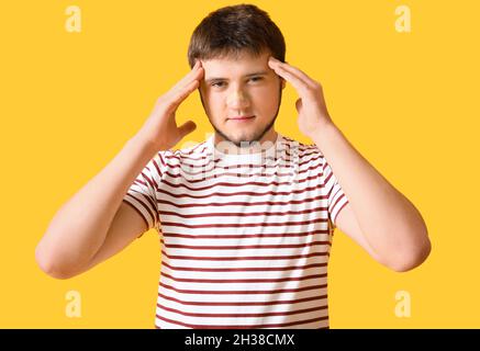 Mann mit medizinischem Fleck auf der Nase vor farbigem Hintergrund Stockfoto