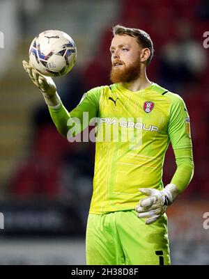 Rotherham United Torwart Viktor Johansson beim Spiel Papa John's Trophy Northern Group E im AESSEAL New York Stadium, Rotherham. Bilddatum: Dienstag, 26. Oktober 2021. Stockfoto