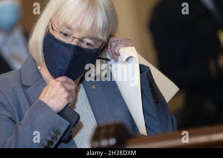 Washington, Usa. Oktober 2021. Senator Patty Murray, D-WA, passt während einer Pressekonferenz der demokratischen Führung nach ihrem wöchentlichen Mittagessen im US-Kapitol in Washington, DC am Dienstag, dem 26. Oktober 2021, eine schützende Gesichtsmaske an. Foto von Sarah Silbiger/UPI Credit: UPI/Alamy Live News Stockfoto