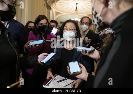 Washington, Usa. Oktober 2021. Senator Mazie Hirono, D-HI, spricht am Dienstag, dem 26. Oktober 2021, zu Reportern nach einem wöchentlichen Mittagessen des Demokratischen Caucus im US-Kapitol in Washington, DC. Foto von Sarah Silbiger/UPI Credit: UPI/Alamy Live News Stockfoto