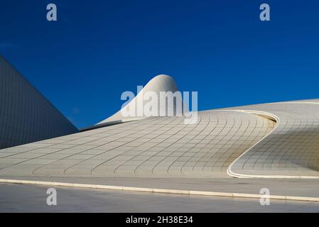 Baku, Aserbaidschan - 4. Februar 2020: Abstraktes Design des Heydar Aliyev Center Wahrzeichen in Baku Aserbaidschan von Zaha Hadid, das als c Stockfoto