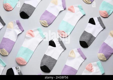 Viele verschiedene Socken auf grauem Hintergrund, Nahaufnahme Stockfoto