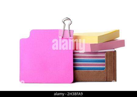 Box mit Haftnotizen auf weißem Hintergrund Stockfoto