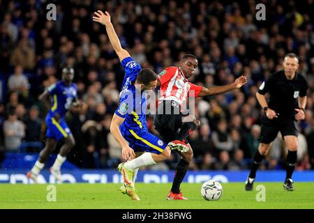 London, Großbritannien. Oktober 2021. Ibrahima Diallo aus Southampton (R) wird von Mateo Kovacic aus Chelsea (L) angegangen. Carabao Cup-Runde des Spiels 16, Chelsea gegen Southampton in der Stamford Bridge in London am Dienstag, den 26. Oktober 2021. Dieses Bild darf nur für redaktionelle Zwecke verwendet werden. Nur zur redaktionellen Verwendung, Lizenz für kommerzielle Nutzung erforderlich. Keine Verwendung bei Wetten, Spielen oder Veröffentlichungen in einem Club/einer Liga/einem Spieler. PIC von Steffan Bowen/Andrew Orchard Sports Photography/Alamy Live News Credit: Andrew Orchard Sports Photography/Alamy Live News Stockfoto