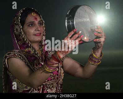 Hinduistische Ehefrauen führen Rituale während des 'Karwa Chauth'-Festivals im ONGC-Komplex in Agartala, Tripura, Indien, durch. Stockfoto