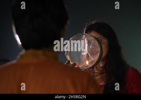 Hinduistische Ehefrauen führen Rituale während des 'Karwa Chauth'-Festivals im ONGC-Komplex in Agartala, Tripura, Indien, durch. Stockfoto