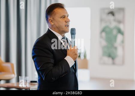 Warschau, Polen. Oktober 2021. Cezary Kulesza Präsident des Polnischen Fußballverbands gesehen während ESA LAB18 - Training für den polnischen Fußball PKO Ekstraklasa und First League Clubs im Marschall Jozef Pilsudski Legia Warsaw Municipal Stadium. (Foto von Mikolaj Barbanell/SOPA Images/Sipa USA) Quelle: SIPA USA/Alamy Live News Stockfoto