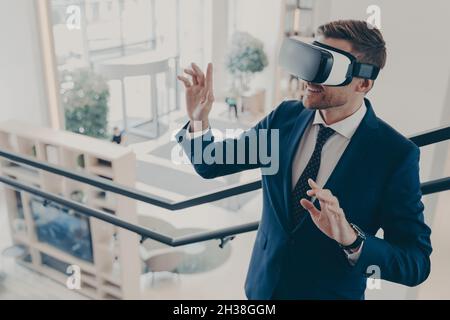 Junger Geschäftsmann mit Virtual-Reality-Brille im Büro Stockfoto