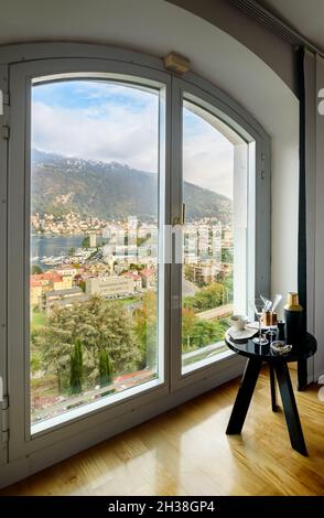 Das Fenster mit Blick auf den See und die Stadt Como, Italien Stockfoto