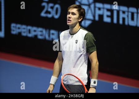 St. Petersburg, Russland. Oktober 2021. Egor Gerasimov aus Weißrussland bei einem Tennisturnier gegen Mackenzie McDonald aus den USA bei den St. Petersburg Open 2021 in der Sibur Arena in Aktion gesehen.Endstand: (Egor Gerasimov 0 - 2 Mackenzie McDonald) 0-2 (Foto von Maksim Konstantinov/SOPA Images/Sipa USA) Quelle: SIPA USA/Alamy Live News Stockfoto