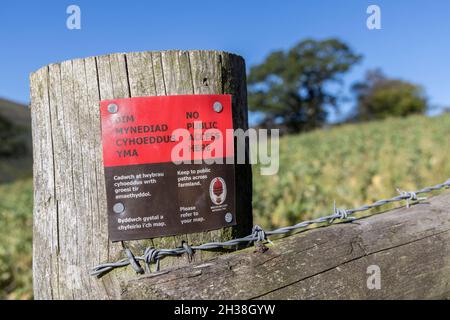 Kein öffentliches Zugangsschild auf Zaunpfosten in Englisch und Walisisch, Black Mountains, Wales, Großbritannien Stockfoto