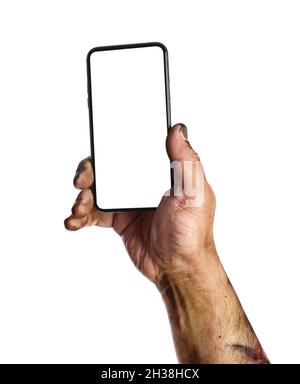 Hand von Zombie mit Handy auf weißem Hintergrund Stockfoto