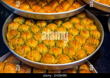 Muschel Baklava (Türkisch: Midye Baklava) auf Tablett. Traditionelle Baklava aus Gaziantep, Türkei. Baklava mit Pistazie. Stockfoto