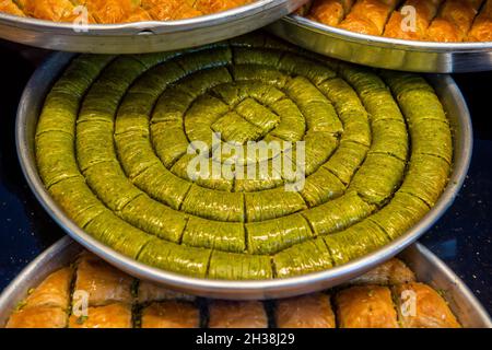 Pistazien Wrap Baklava (Türkisch: Fistikli Sarma Baklava) auf Tray. Traditionelle Baklava aus Gaziantep, Türkei. Baklava mit Pistazie. Stockfoto