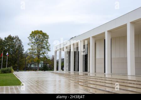 Russland, Vereya, , September 2021. Zoya Kosmodemyanskaya Museum. Gebäude mit Säulen unter einem bewölkten regnerischen Himmel. Neuer Zoya Ausstellungskomplex in Petrish Stockfoto