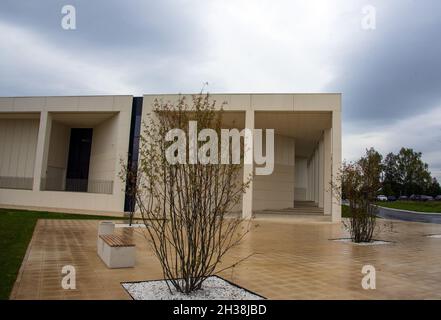 Russland, Vereya, , September 2021. Zoya Kosmodemyanskaya Museum. Gebäude mit Säulen unter einem bewölkten regnerischen Himmel. Neuer Zoya Ausstellungskomplex in Petrish Stockfoto