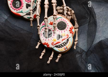 Leckere Kekse für Mexikos Tag der Toten (El Dia de Muertos) auf schwarzem Tüll Stockfoto