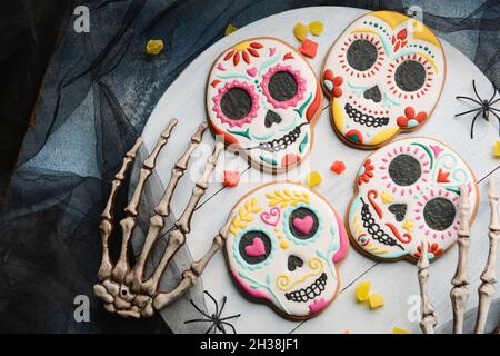 Tafel mit Cookies für Mexikos Tag der Toten (El Dia de Muertos) auf schwarzem Tüll Stockfoto